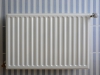 radiator_op_blauw-wit-gestreepte_tegels